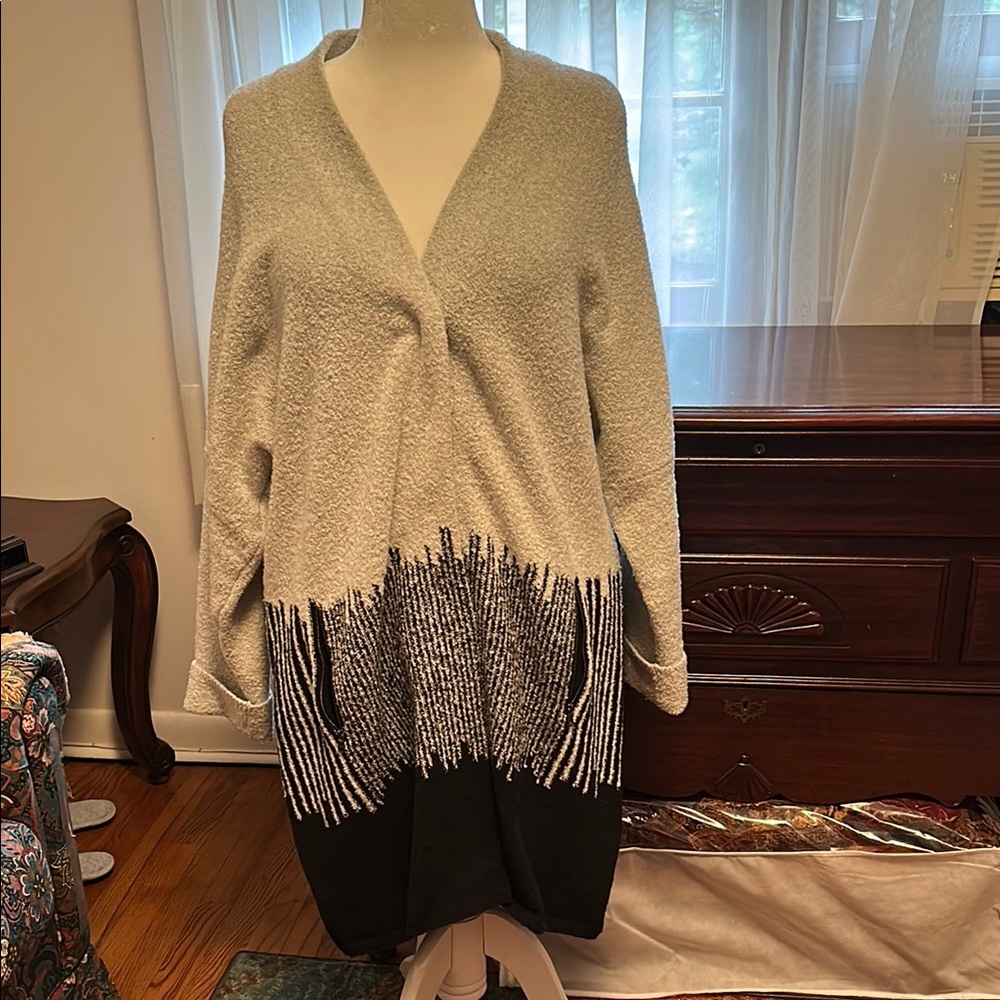 NIC+ZOE Light Gray and Black Long Cardigan with Pockets